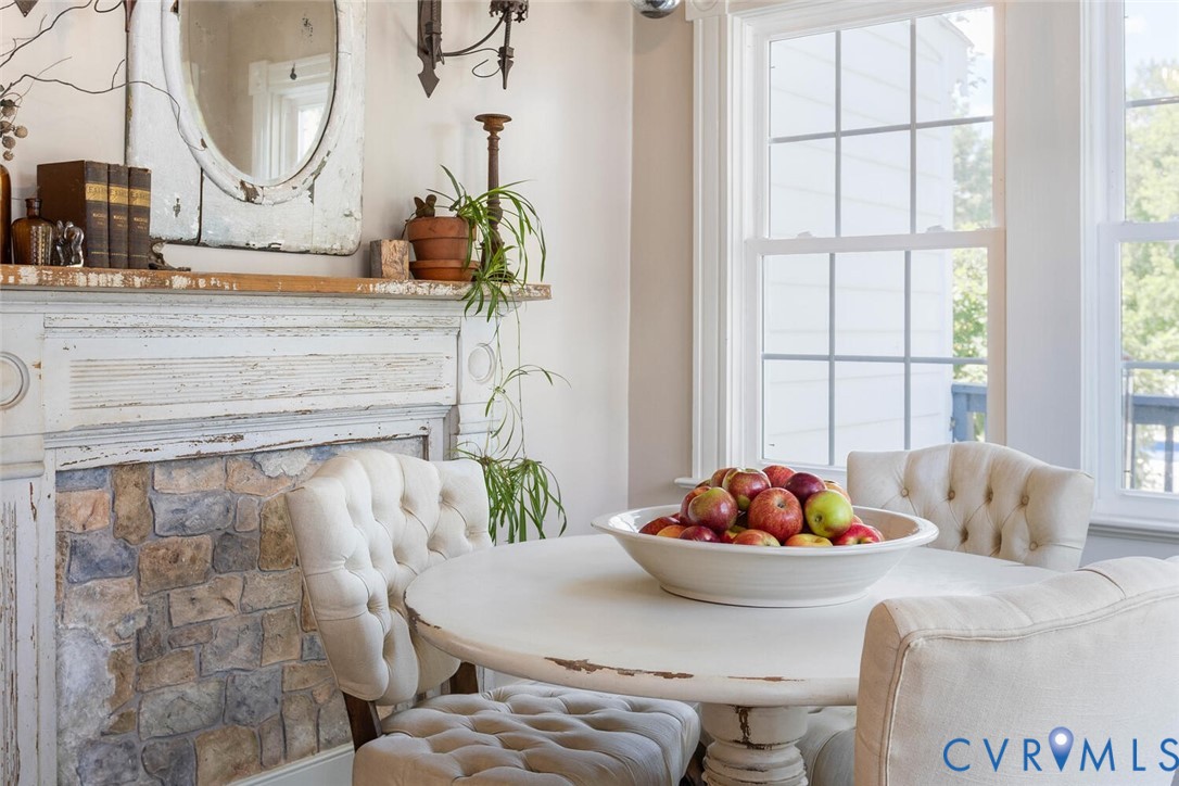 516 Mt Hermon Road Midlothian, VA 23112 - Photo 10 of 50 a living room with furniture and a potted plant