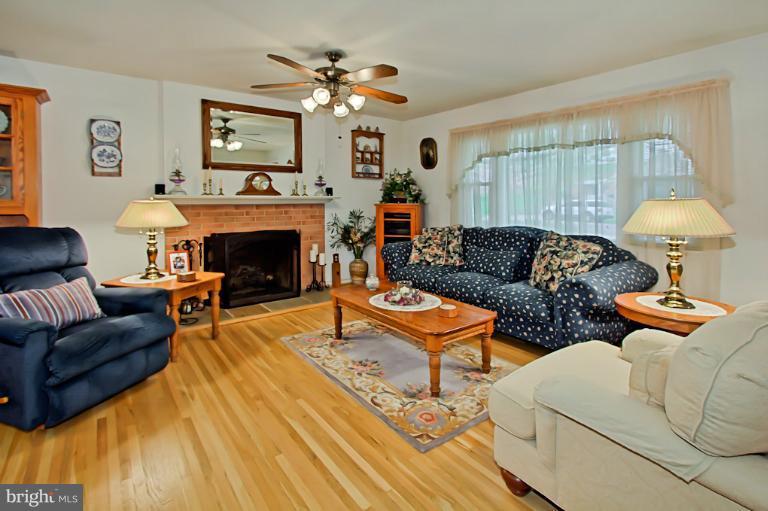 7607 Boulder Street Springfield, VA 22151 - Photo 17 of 30 Living Room