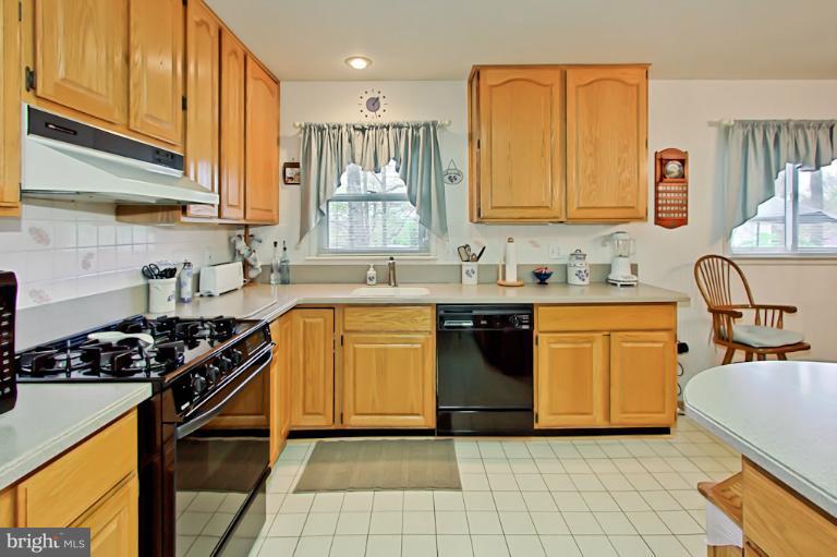 7607 Boulder Street Springfield, VA 22151 - Photo 20 of 30 Kitchen
