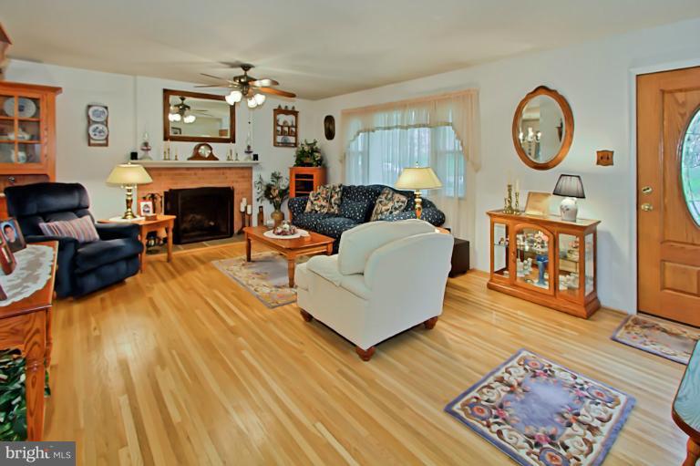 7607 Boulder Street Springfield, VA 22151 - Photo 28 of 30 Living Room