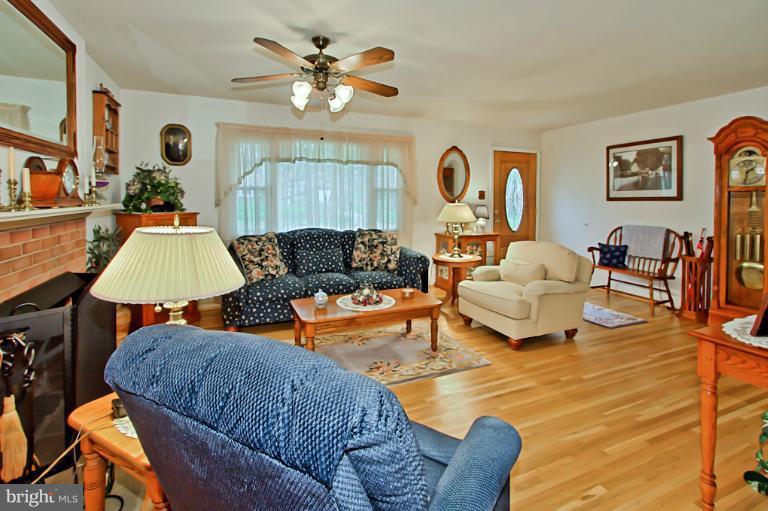 7607 Boulder Street Springfield, VA 22151 - Photo 4 of 30 Living Room