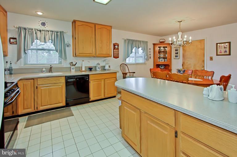 7607 Boulder Street Springfield, VA 22151 - Photo 10 of 30 Kitchen