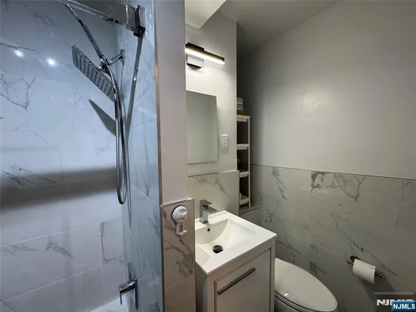 $2,300 | 2160 Center Avenue, Unit 4G, Fort Lee, NJ 07024