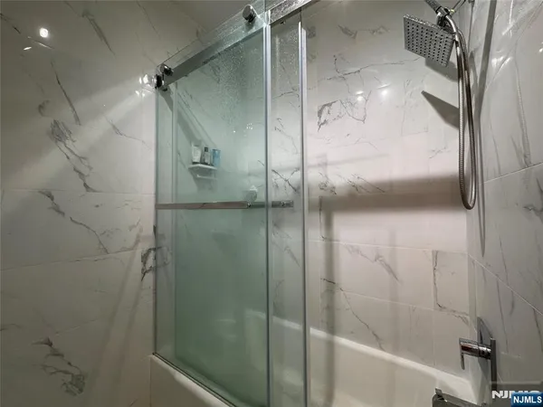 $2,300 | 2160 Center Avenue, Unit 4G, Fort Lee, NJ 07024