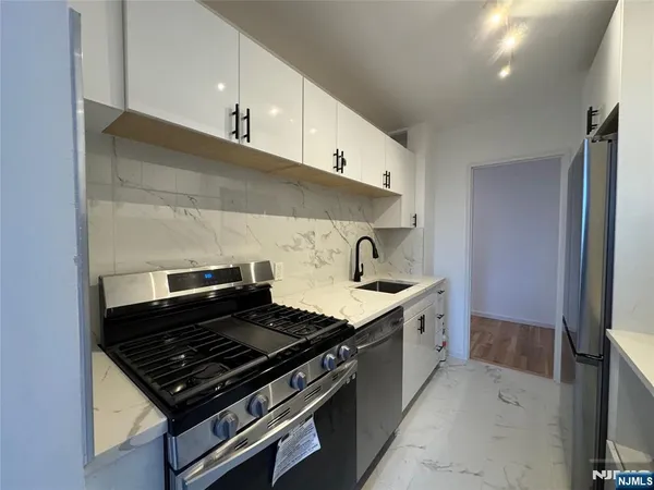 $2,300 | 2160 Center Avenue, Unit 4G, Fort Lee, NJ 07024