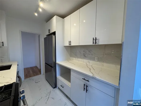 $2,300 | 2160 Center Avenue, Unit 4G, Fort Lee, NJ 07024
