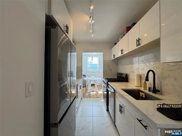 $2,300 | 2160 Center Avenue, Unit 4G, Fort Lee, NJ 07024