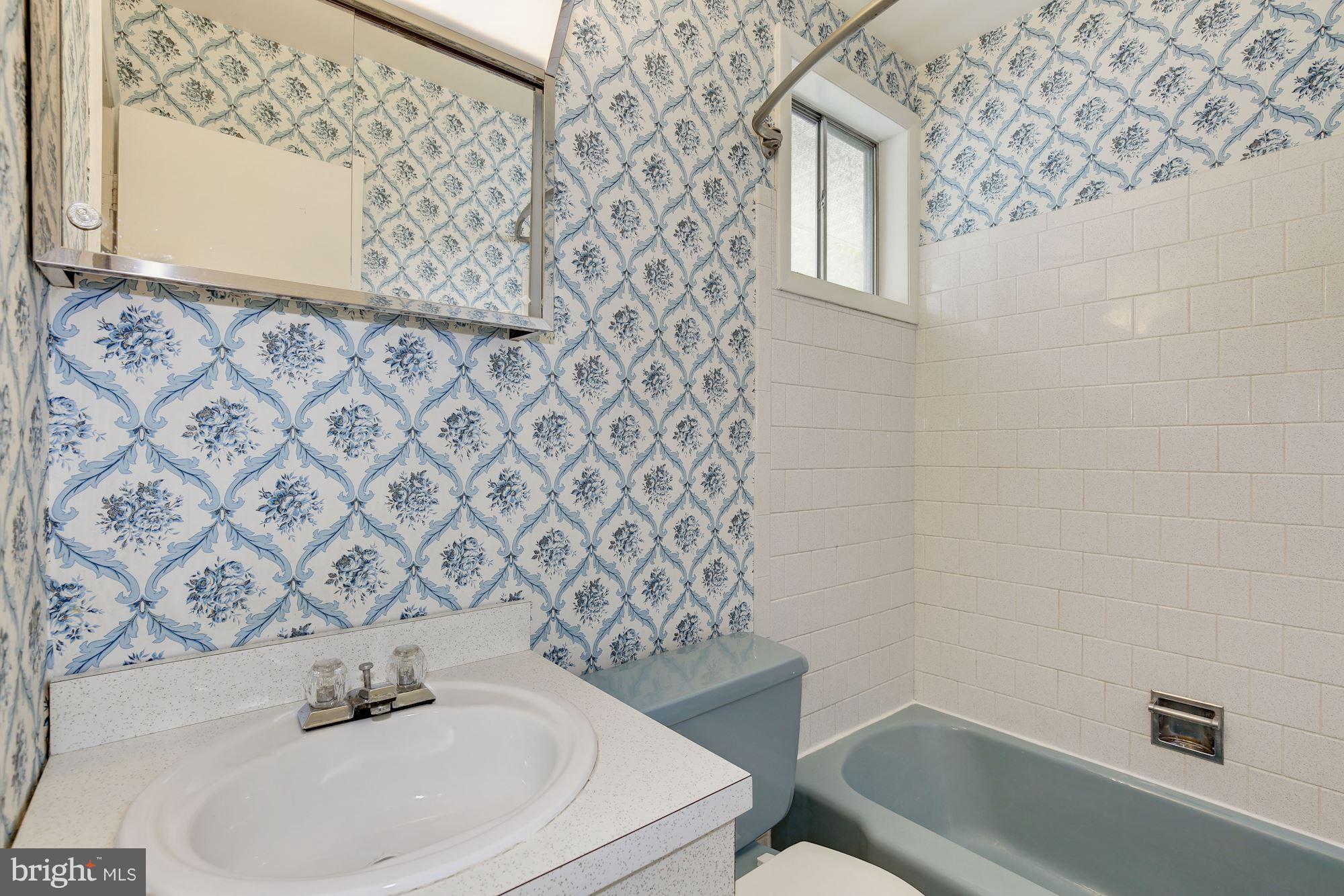 12121 Arbie Road Silver Spring, MD 20904 - Photo 26 of 30 Upper level full bathroom