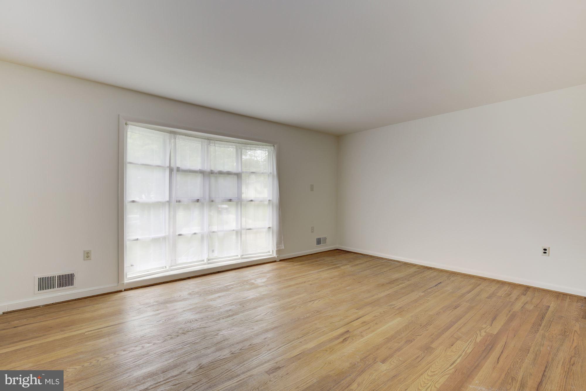 12121 Arbie Road Silver Spring, MD 20904 - Photo 4 of 30 Living Room
