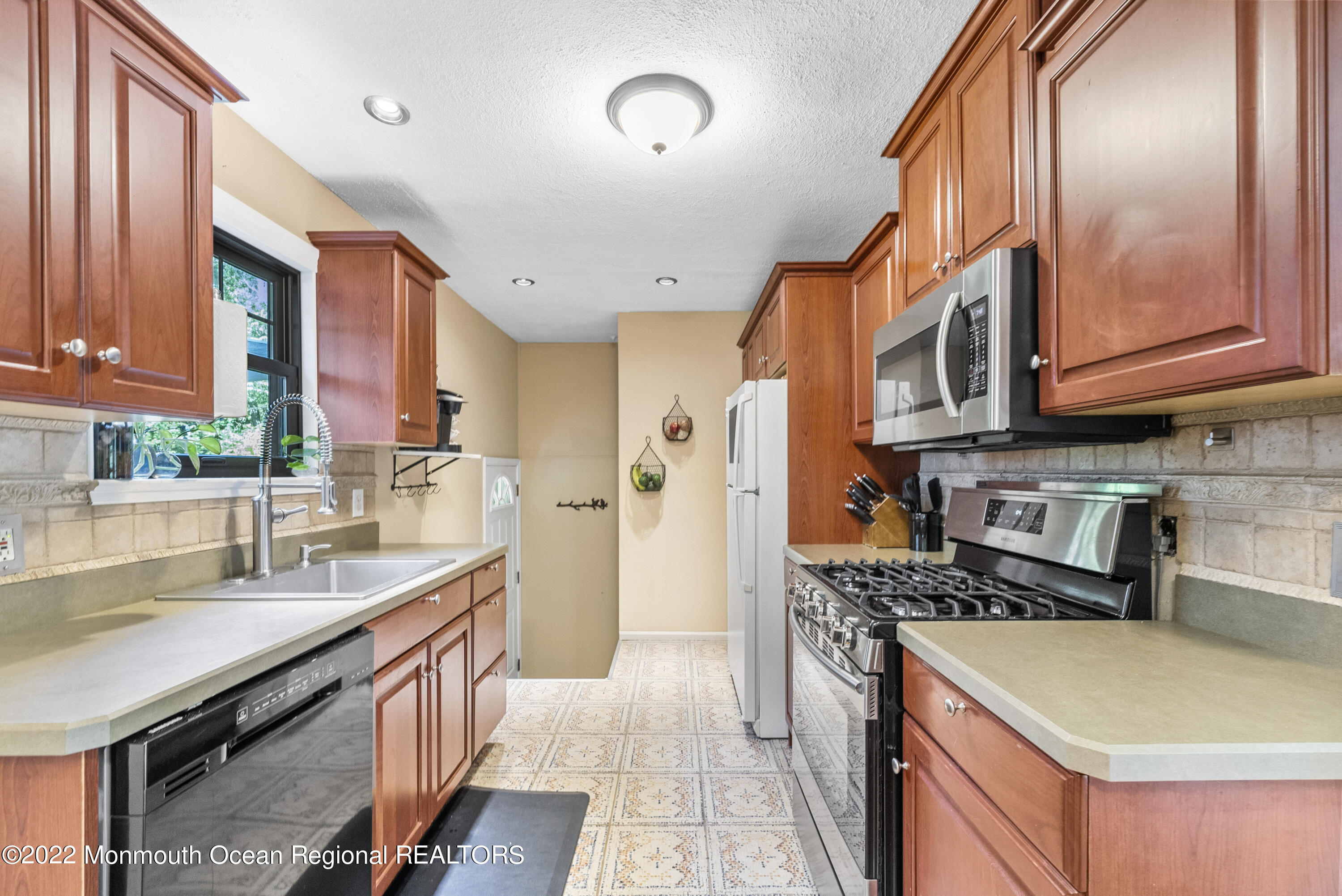 3 Spruce Road Howell, NJ 07731 - Photo 10 of 43 DSC01640