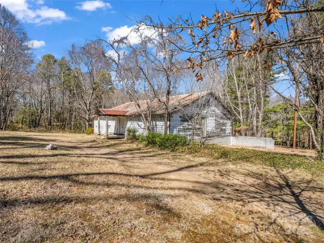 a view of a yard in front of a house