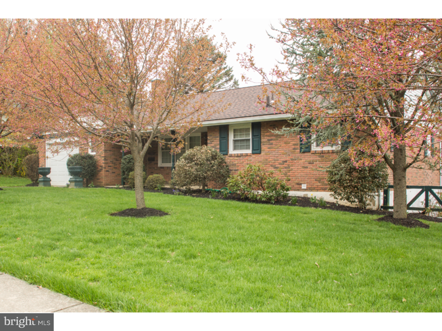 925 Joan Terrace Reading, PA 19611 - Photo 2 of 24 Gallery Image 2