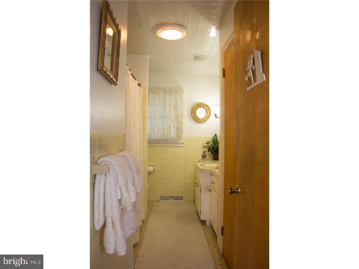 925 Joan Terrace Reading, PA 19611 - Photo 14 of 24 Bathroom