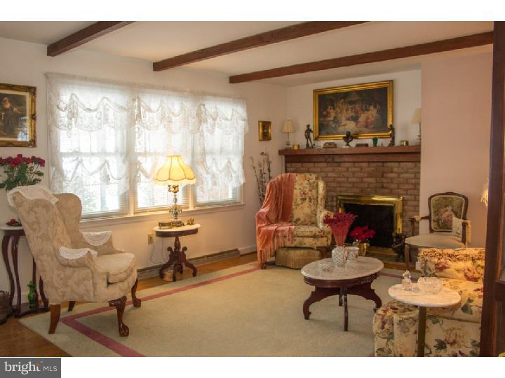 925 Joan Terrace Reading, PA 19611 - Photo 5 of 24 Living Room