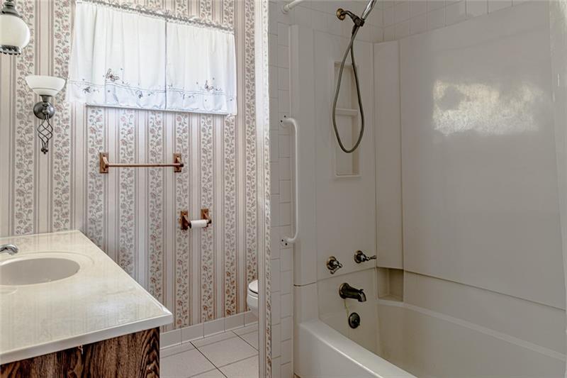 165 Old Glade Mill Road Valencia, PA 16059 - Photo 16 of 23 Hand held shower for convenience