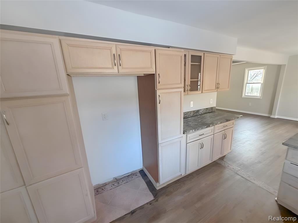 10426 Stark Road Livonia, MI 48150 - Photo 5 of 18 Gallery Image 5