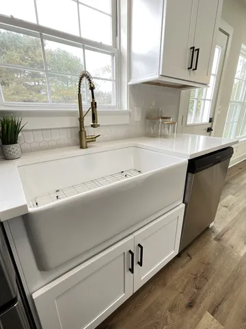 a close view of sink and tap