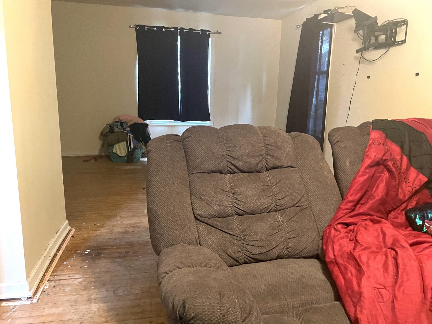 909 North 9th Street Rochelle, IL 61068 - Photo 12 of 32 a living room with a couch and dresser