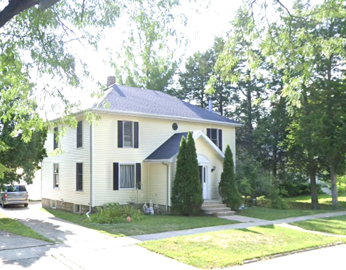 909 North 9th Street Rochelle, IL 61068 - Photo 3 of 32 a front view of a house with a yard