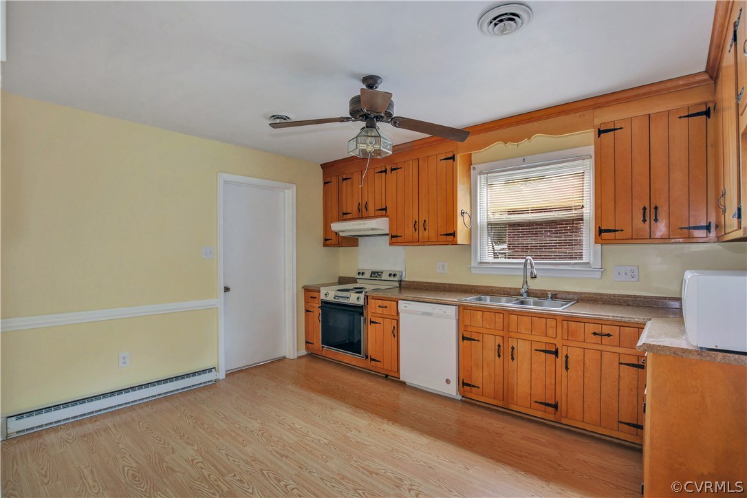909 Jamestown Road Colonial Heights, VA 23834 - Photo 8 of 25 Kitchen with an eat-in area, chair rail and a ceil
