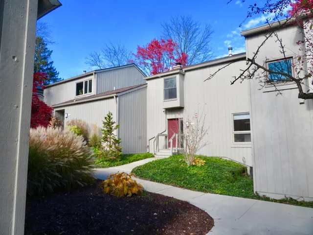 $379,900 | 2134 Overlook Court, Ann Arbor, MI 48103