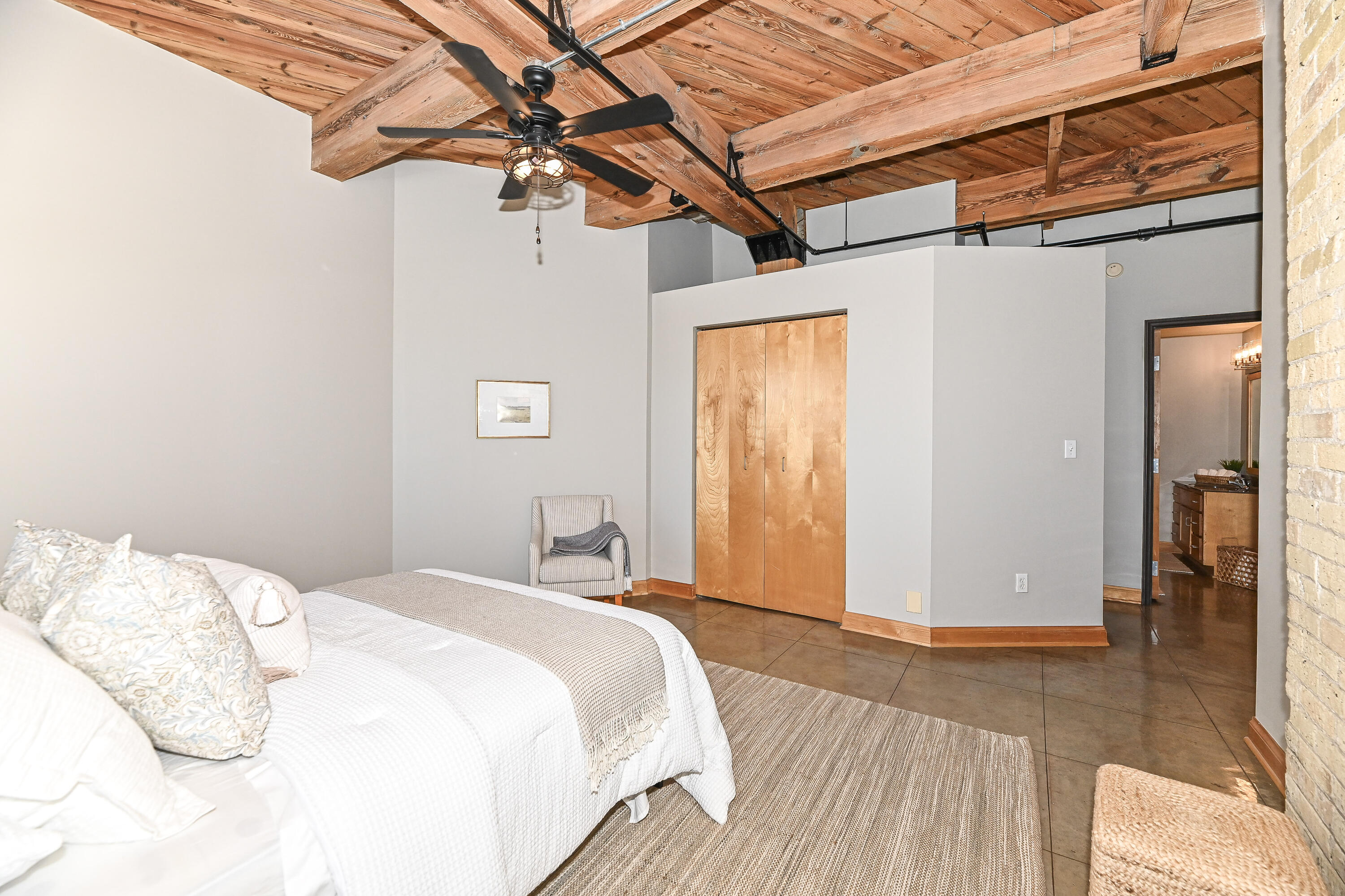 904 East Pearson Street, Unit 401 Milwaukee, WI 53202 - Photo 18 of 43 Pearson-19