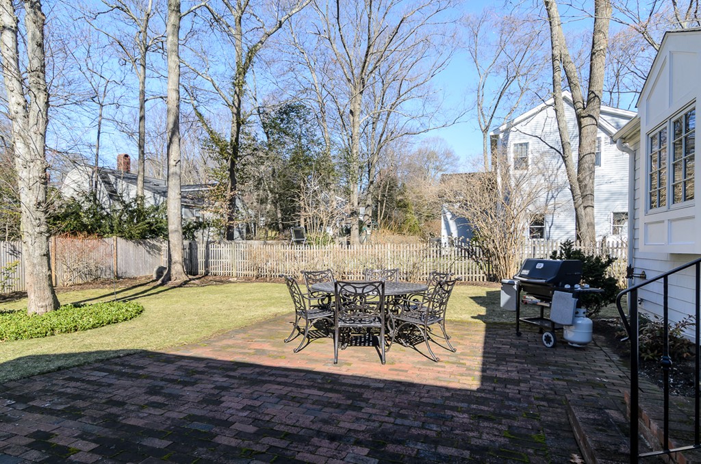 11 Winslow Road Wellesley, MA 02481 - Photo 3 of 19