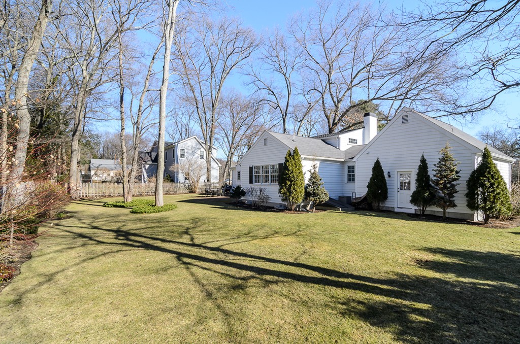 11 Winslow Road Wellesley, MA 02481 - Photo 4 of 19
