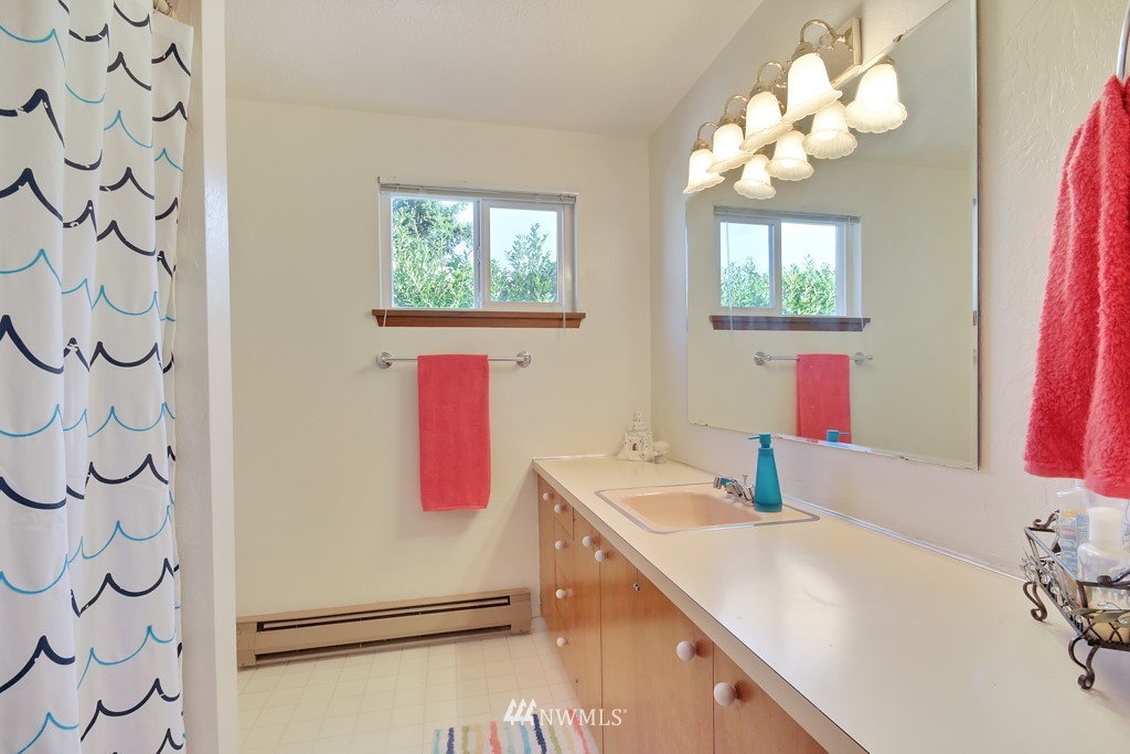 4963 Erlands Point Road Northwest Bremerton, WA 98312 - Photo 11 of 25 Gallery Image 11