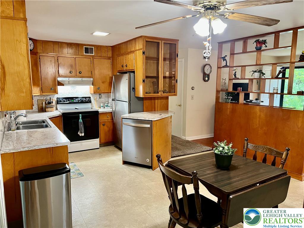 1326 Blue Barn Road Allentown, PA 18104 - Photo 8 of 32 Kitchen and dining