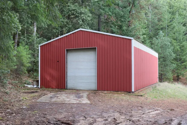 a view of a house with backyard