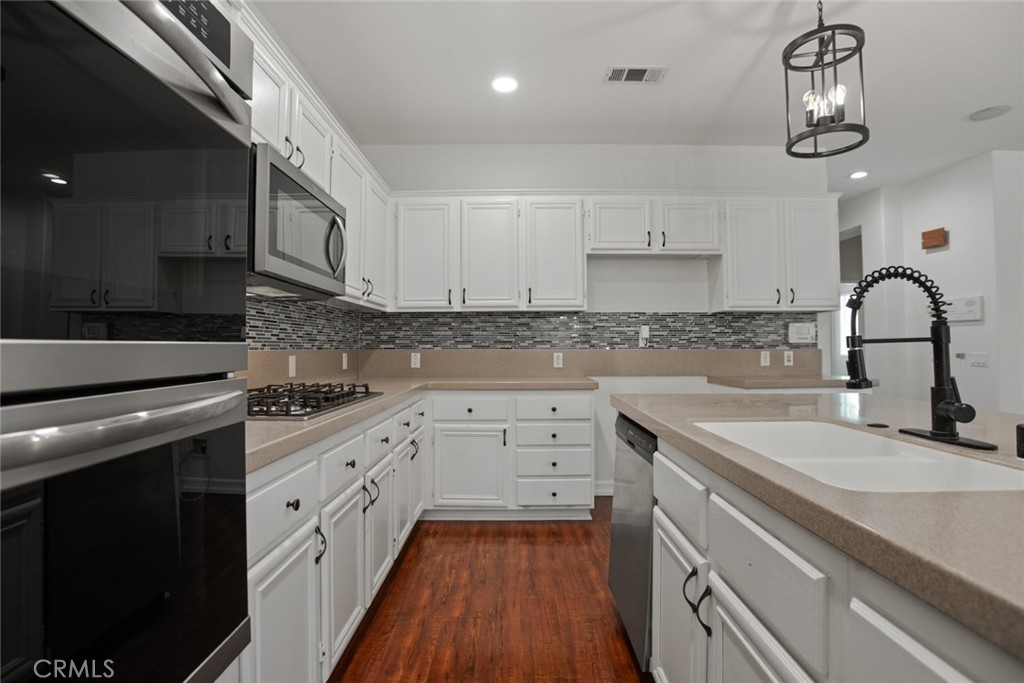 1605 Rivendel Drive Corona, CA 92883 - Photo 4 of 31