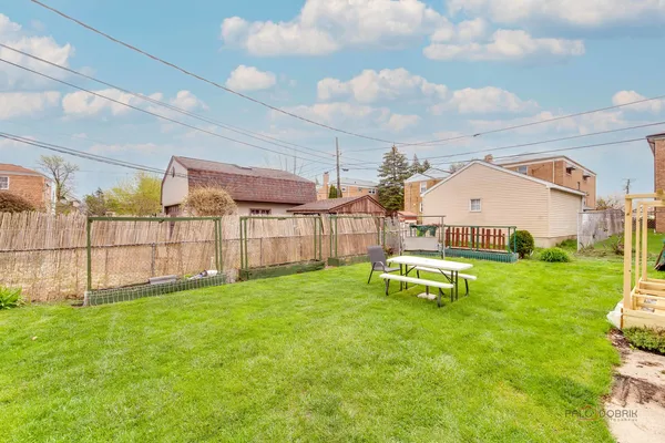 a view of a backyard with trampoline