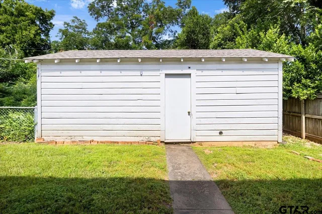 a view of a house with backyard and plants