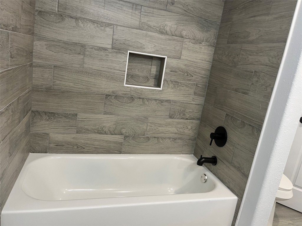482 Rolling Livingston, TX 77351 - Photo 20 of 41 a bathroom with a bathtub