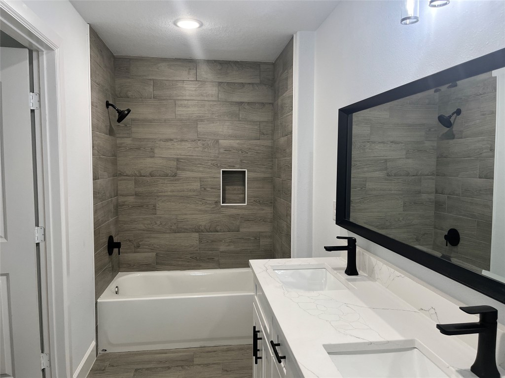 482 Rolling Livingston, TX 77351 - Photo 23 of 41 a bathroom with a sink a mirror and a bathtub