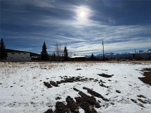 a view of a parking area