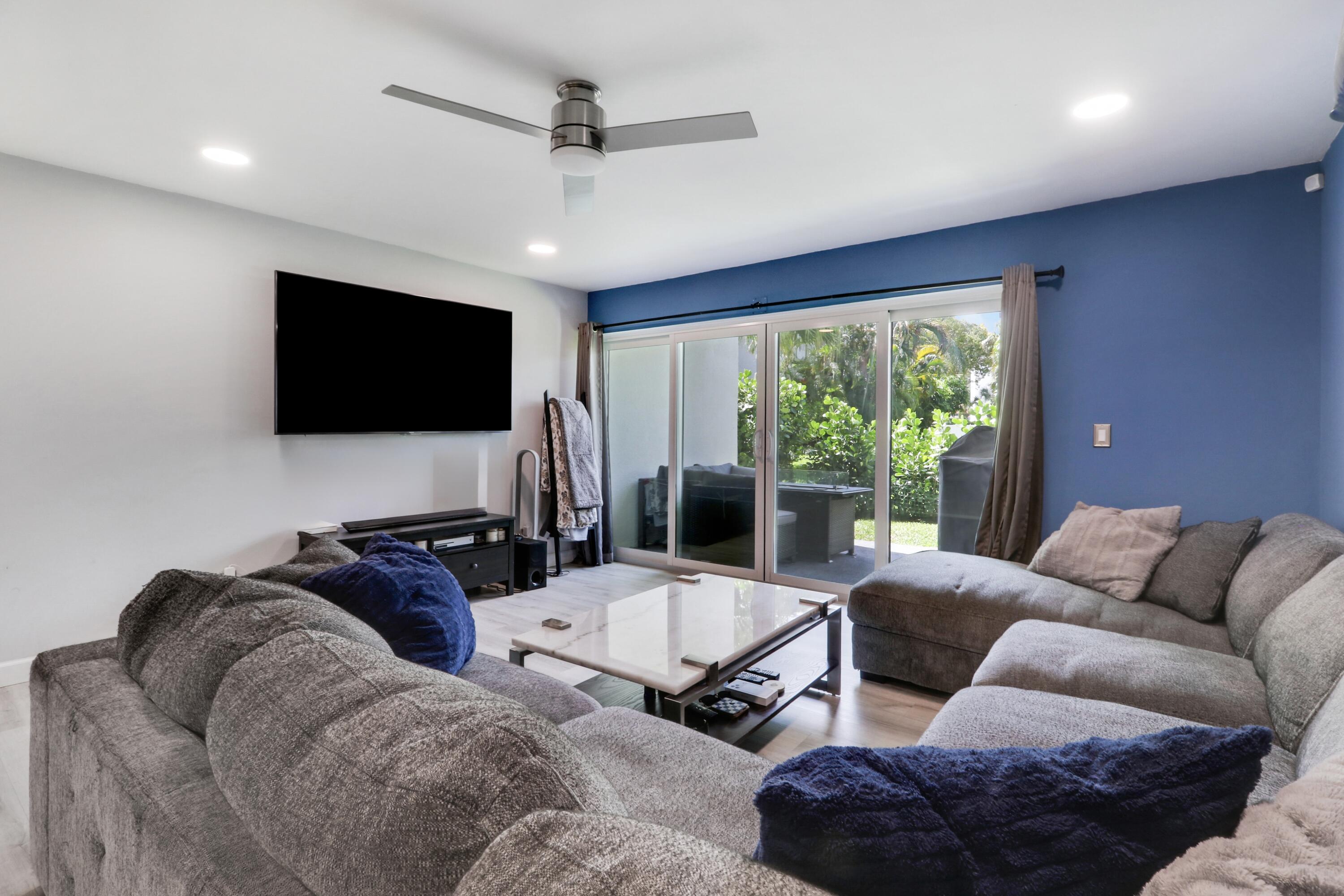384 Golfview Road, Unit D North Palm Beach, FL 33408 - Photo 6 of 52 Living Room