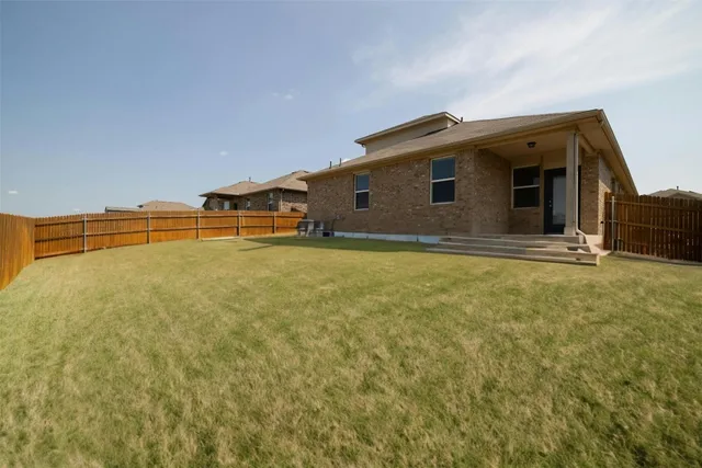 a view of a house with backyard
