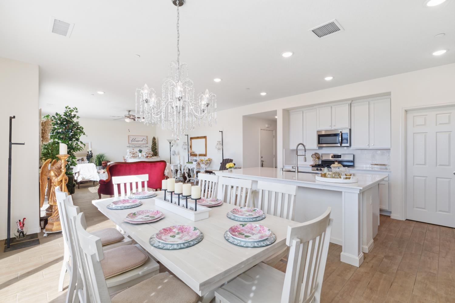 1617 North Filbert Avenue Fresno, CA 93727 - Photo 14 of 45 a kitchen that has a table and chairs in it