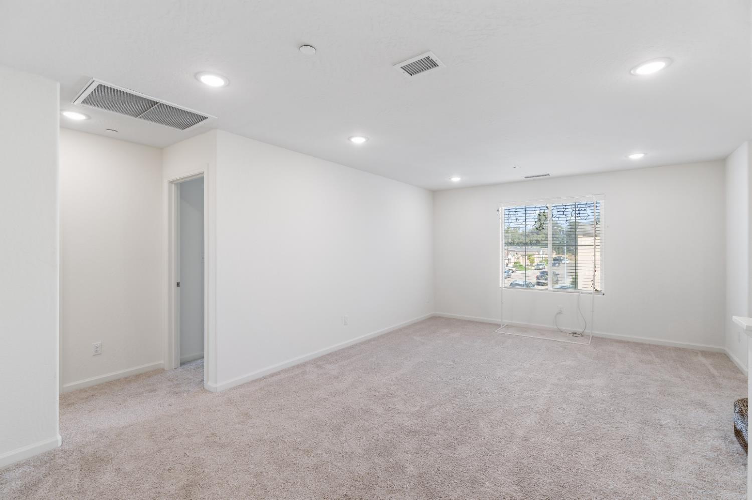 1617 North Filbert Avenue Fresno, CA 93727 - Photo 19 of 45 an empty room with windows