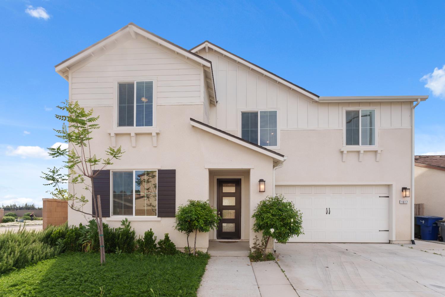 1617 North Filbert Avenue Fresno, CA 93727 - Photo 2 of 45 a front view of a house with garden
