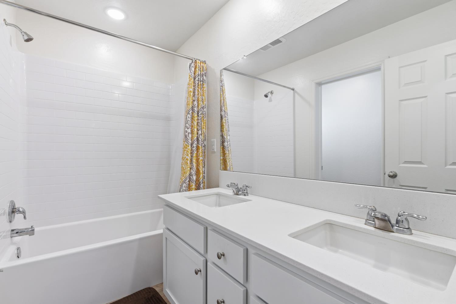 1617 North Filbert Avenue Fresno, CA 93727 - Photo 25 of 45 a bathroom with a tub sink and mirror