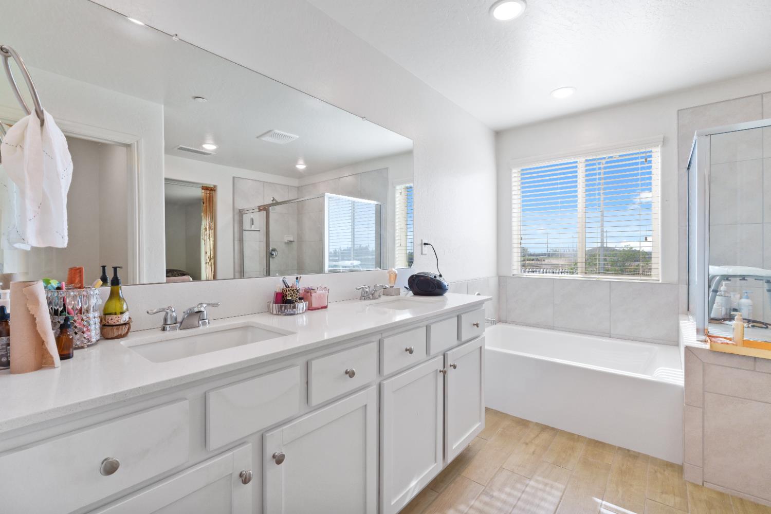 1617 North Filbert Avenue Fresno, CA 93727 - Photo 31 of 45 a bathroom with a tub a sink and mirror