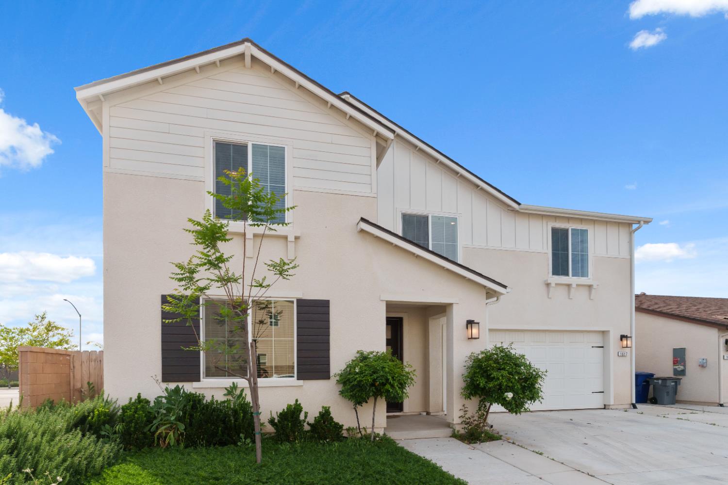 1617 North Filbert Avenue Fresno, CA 93727 - Photo 4 of 45 a front view of a house with garden