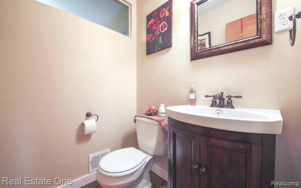 32247 Bonnet Hill Road Farmington Hills, MI 48334 - Photo 19 of 25