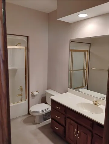 $550,000 | 724 Village Drive, Girard, KS 66743