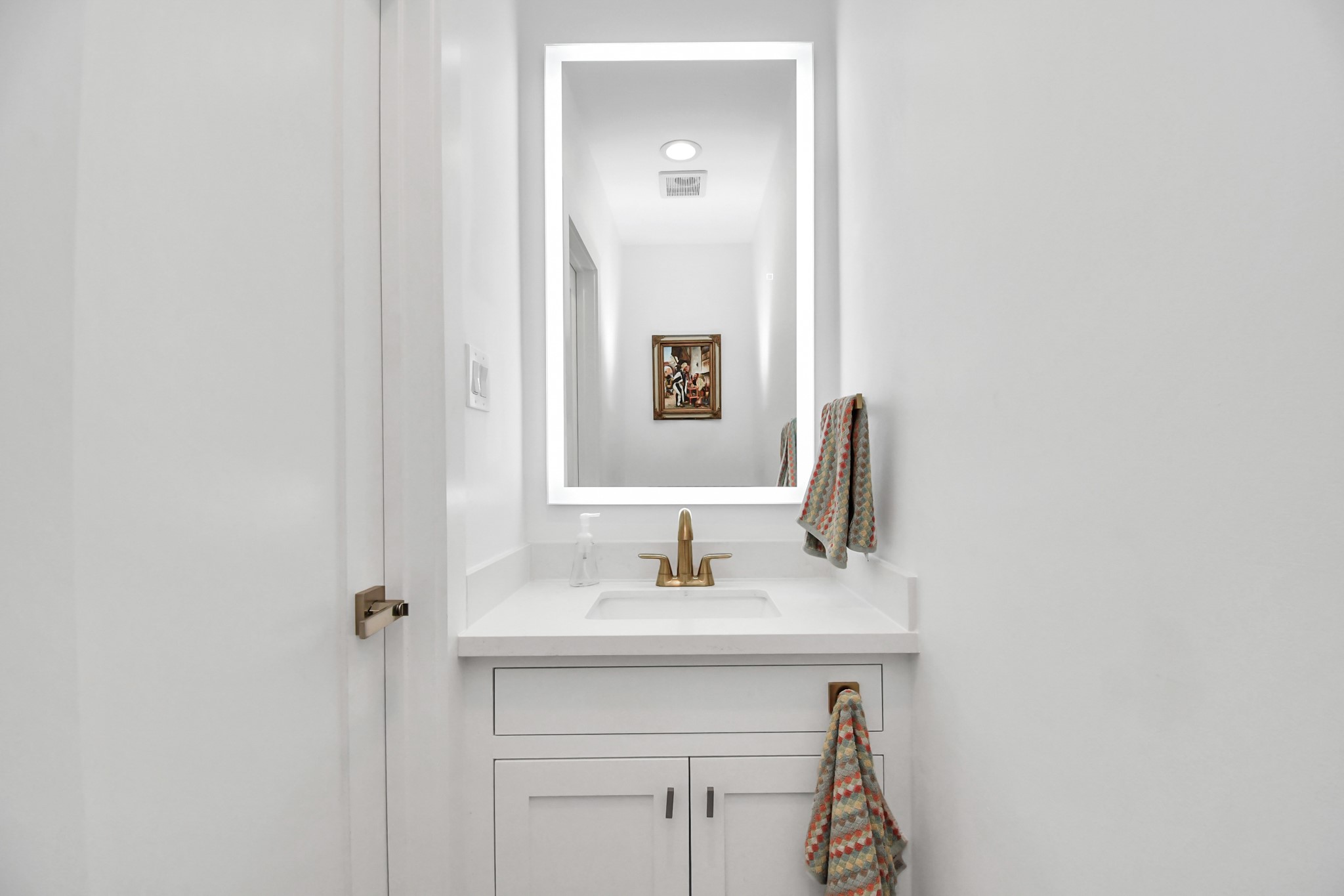 2303 Yupon Street Houston, TX 77006 - Photo 29 of 48 a bathroom with a sink and a mirror