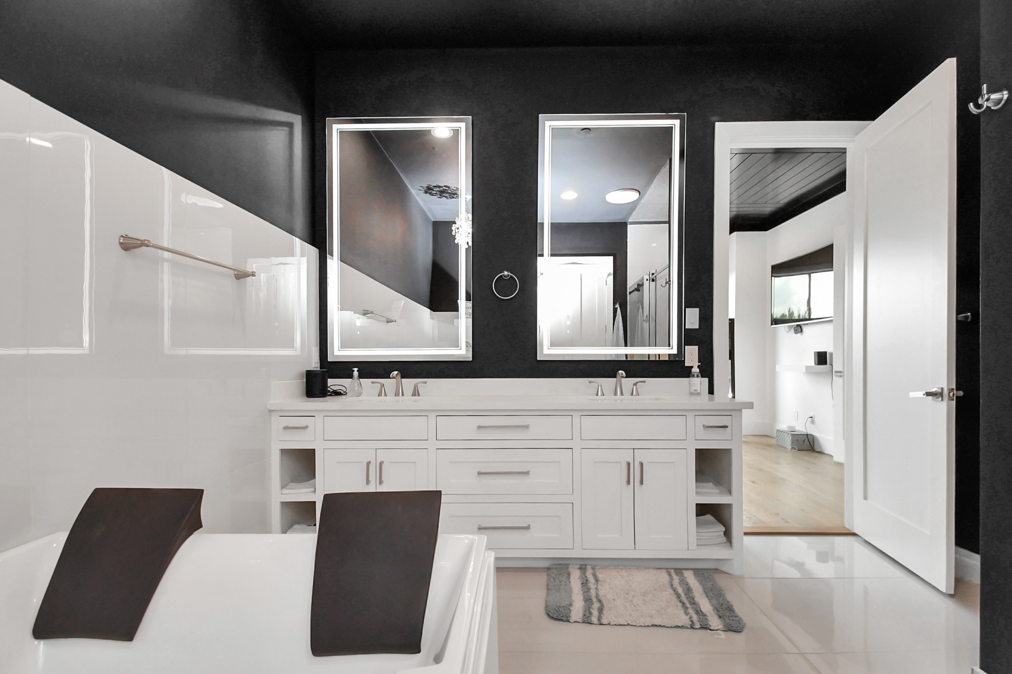 2303 Yupon Street Houston, TX 77006 - Photo 33 of 48 a bathroom with a sink and a mirror