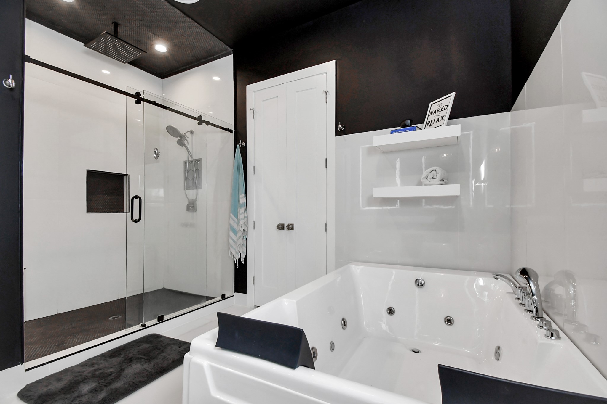 2303 Yupon Street Houston, TX 77006 - Photo 34 of 48 a bathroom with a bathtub and a shower
